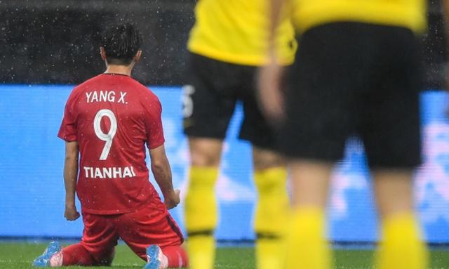 英超曼城补时争议红牌绝杀利物浦，终结对手五连胜登顶引热议